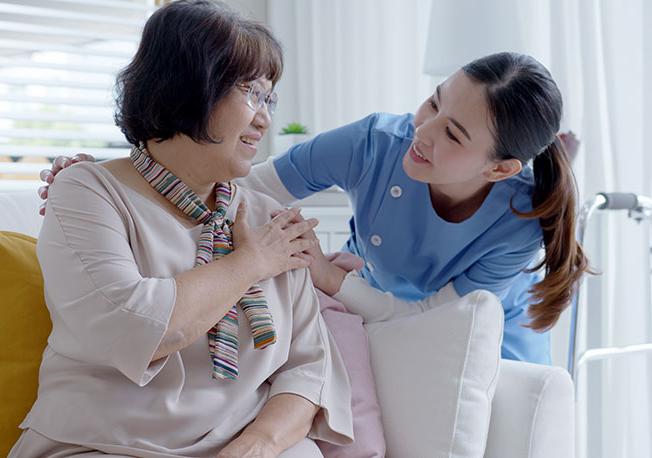 健康care worker assists patient